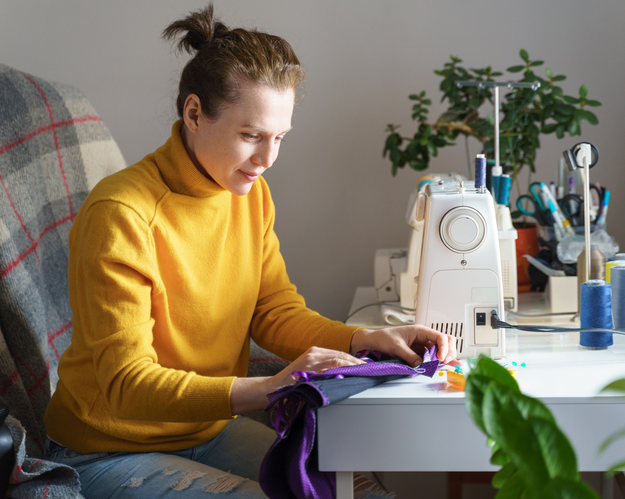 Studentė dirba prie siuvinėjimo projekto